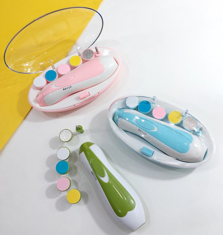 ناخن گرفتن کودک