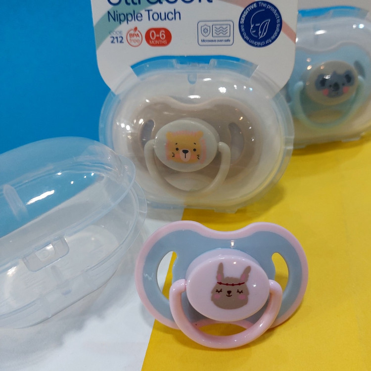 پستانک دهنی نوزاد