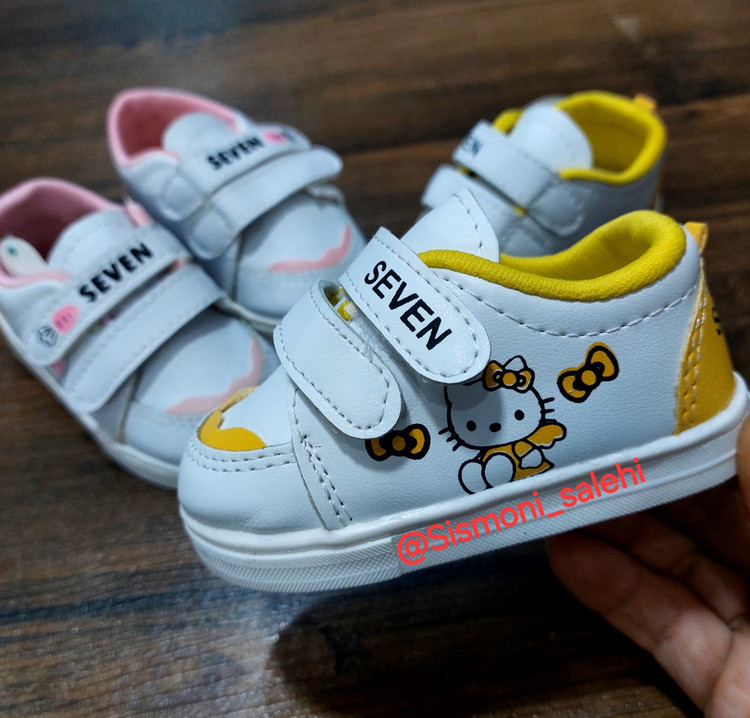 کفش سفید ۲ چسب بچگانه